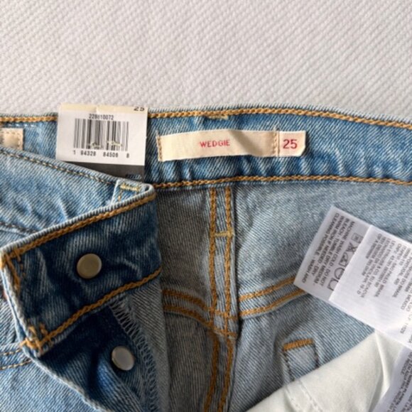 NWT Levi’s Wedgie Straight Jeans – Size 25 (Light Wash) - Picture 2 of 3